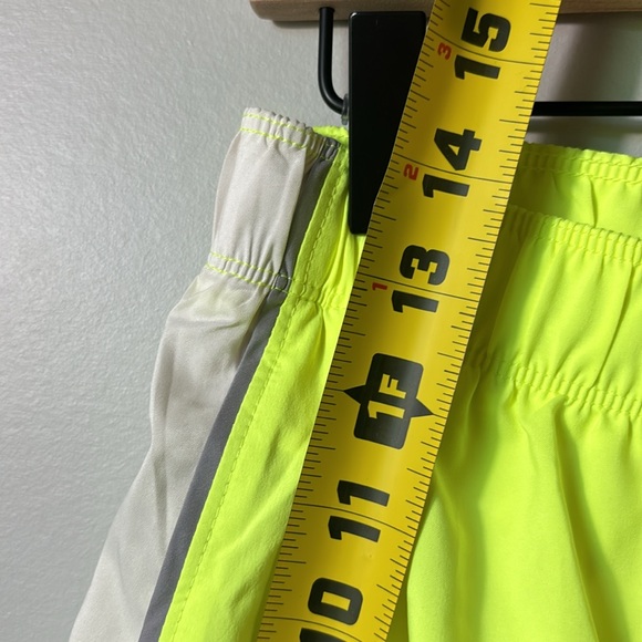 NWT The North Face Women's Elevation LED Yellow Athletic Short size Medium - Picture 9 of 9